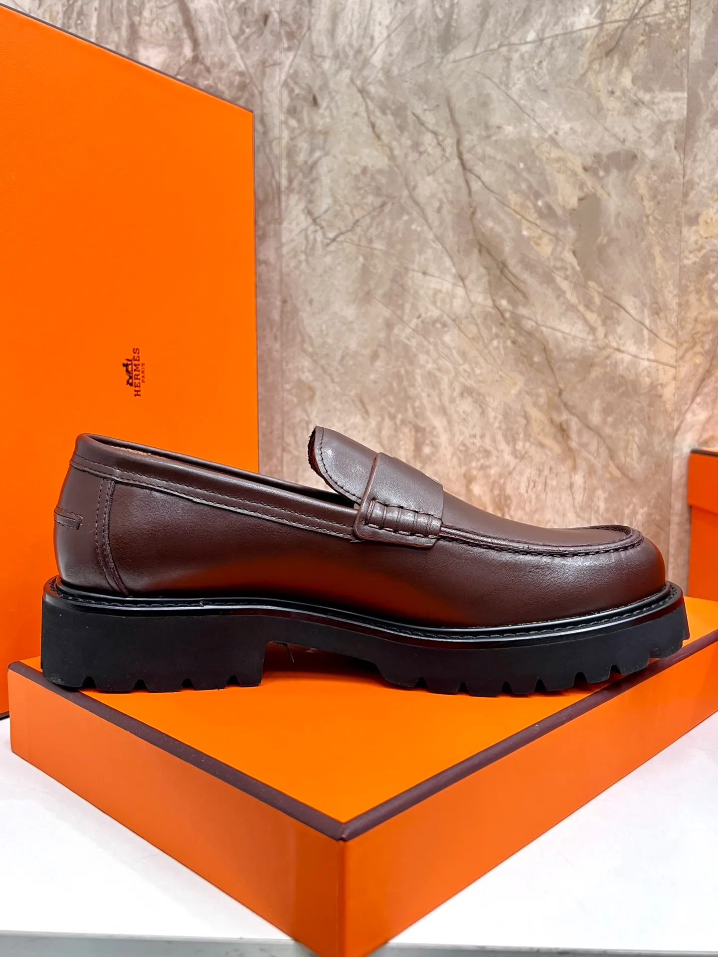 Original order quality P840 Brand: Hermès Standard code: Men's code: 39.40.41.42.43.44. (38.45 custom-made Grade: Same as the official website Original order quality Material: Original cowhide Original breathable cowhide lining Original outsole Style category: Men's fashionable casual leather shoes Color: Actual picture